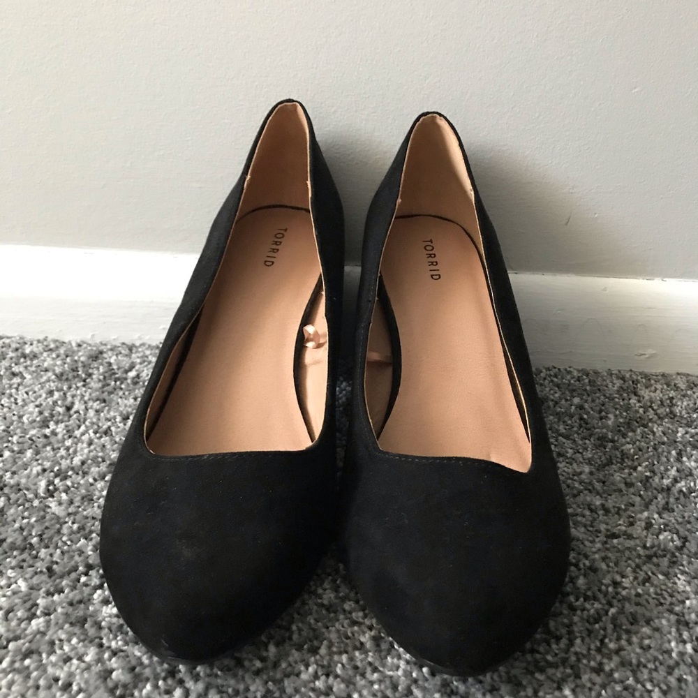 Almond toe pump